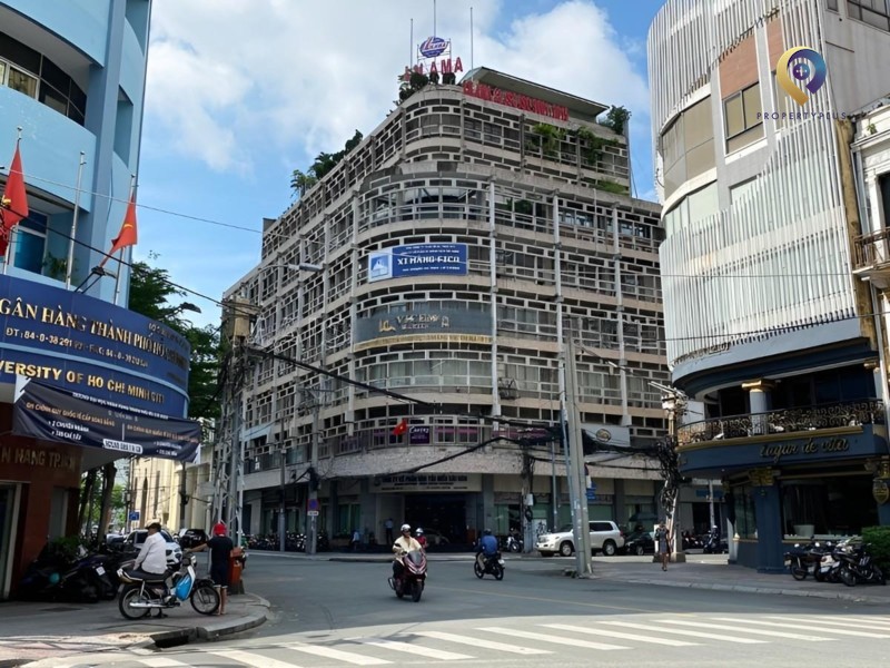 VAR Building